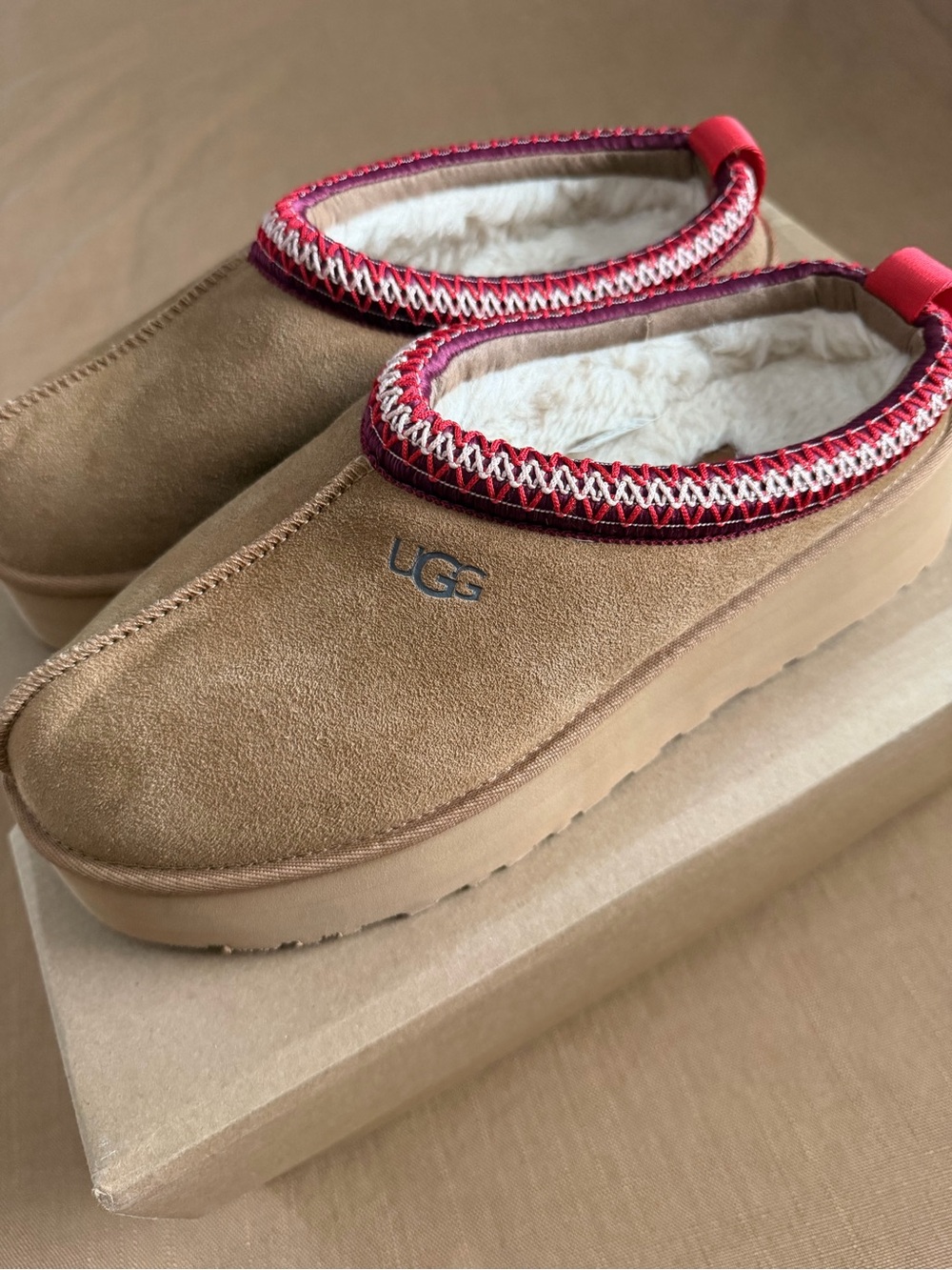 Authentic UGG Tazz Women's Chestnut Suede Slip-On Slipper with Red Trim. Size 10